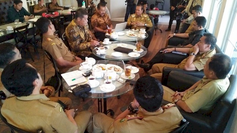 Bupati Luwu, Basmin Mattayang memimpin rapat dengan jajarannya di Makassar, Senin (16/3/2020).