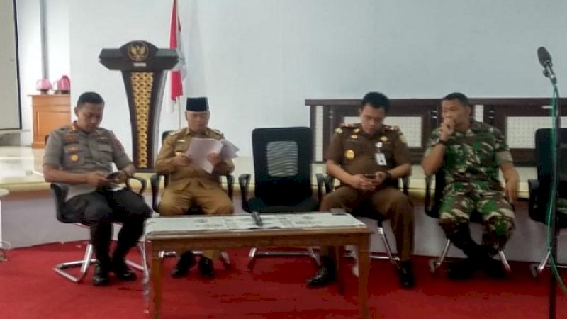 Pemkab Enrekang bergerak cepat mengantisipasi pandemi Covid-19. Rapat khusus digelar di ruang pola kantor bupati, Senin (16/3/2020).