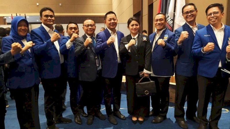 Rusdi Masse bersama para ketua NasDem, termasuk Tomy Satria Yulianto (paling kanan).