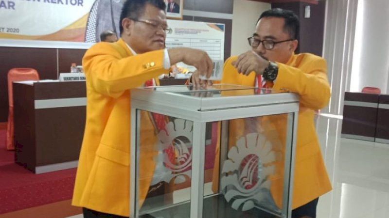 Prof Husain Syam (kiri).