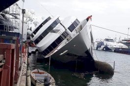 Kapal Pesiar Mewah Milik Pangeran Arab Saudi Terbalik di Yunani