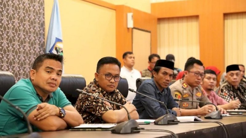 Bupati Bantaeng, Dr Ilham Azikin  (kedua kiri) memimpin rapat membahas pencegahan virus corona Senin malam (16//3/2020).