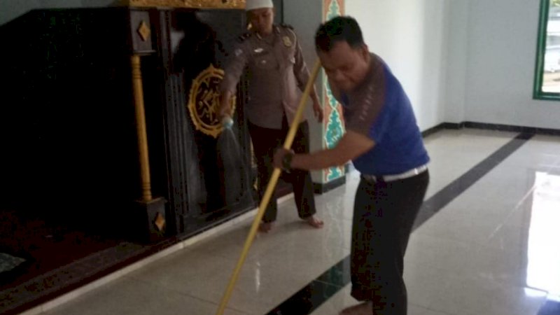 Jajaran Direktorat Lalu Lintas (Ditlantas) Polda Sulawesi Selatan melakukan kegiatan bersih-bersih.