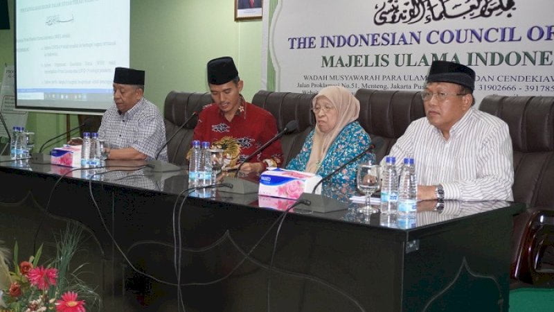 Dari kiri ke kanan: KH Abdul Rahman Dahlan, Dr KH Asrorun Ni'am Sholeh, Prof Huzaemah Tahido Yanggo, KH Hamdan Rasyid.

