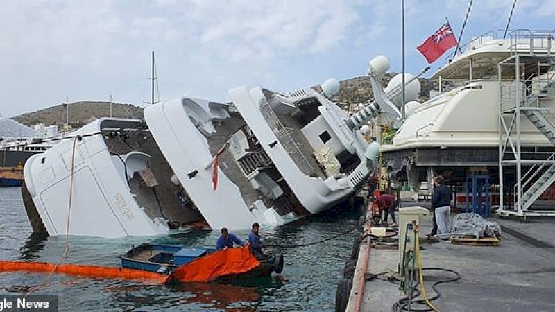 Kapal Nourah of Riyad milik pangeran Saudi yang terbalik di Yunani.