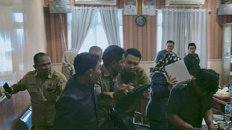 Zainuddin Bata ditenangkan rekan-rekannya pada RDP, Senin (16/3/2020).
