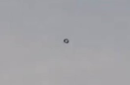 Pejalan Kaki Rekam Benda Aneh Mirip Donat Melayang di Langit