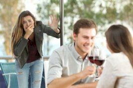 Di Menit Ke-2 Video Youtube, Pria Ini Lihat Pacarnya Jalan Bareng Pria Lain