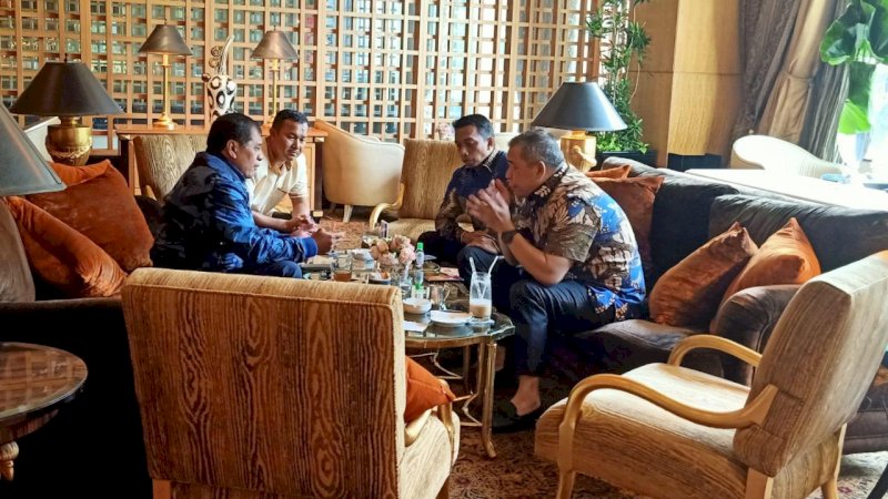 PERTEMUAN MULIA. Waketum Partai Golkar, Nurdin Halid (kiri) dan Waketum Partai NasDem, Ahmad Ali (kanan) saat pertemuan di hotel Mulia, Senayan Jakarta, Selasa (17-3-2020) (foto/int)