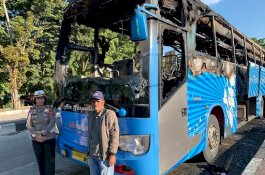 Bikin Panik, Bus Terbakar di Depan Kantor Dinas Kesehatan Barru