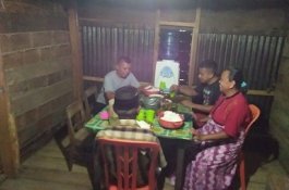 Antusias Sambut Kehadiran TMMD, Warga Barru Ajak Makan Bersama Personel Satgas