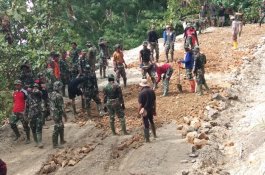 TMMD Hidupkan Budaya Gotong Royong, TNI-Warga Bahu Membahu Rintis Jalan