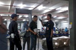 Cegah Virus Corona, Suhu Tubuh Pengunjung Nipah Mall Diperiksa