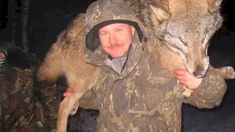 Pemburu berfoto dengan hasil buruannya