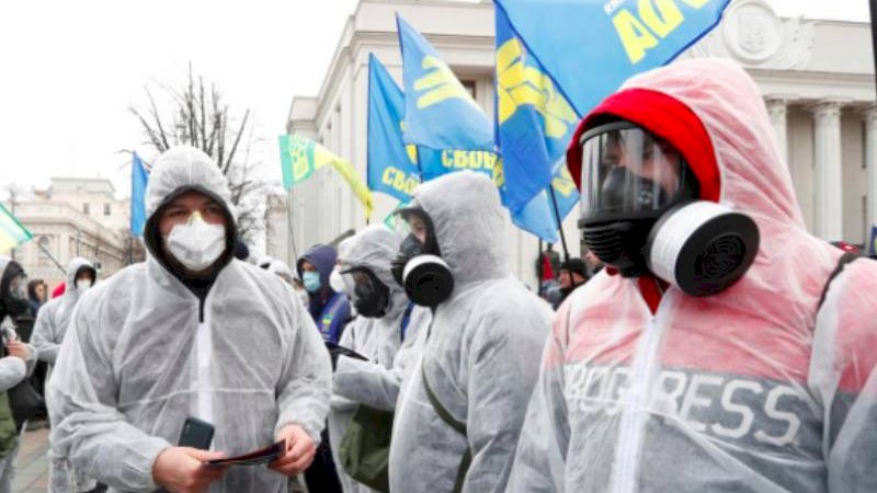 Pakai Senjata, Perampok Incar 100.000 Masker di Ukraina