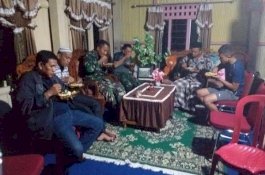 Hangatnya Kebersamaan Makan Malam Dansatgas TMMD Barru dengan Warga