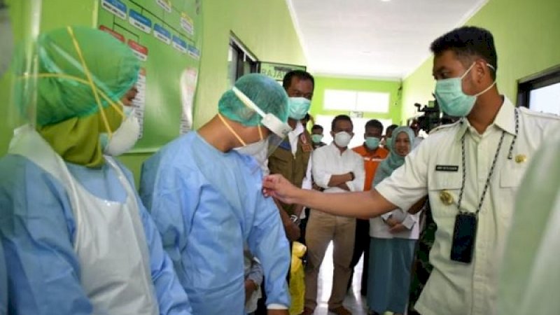 Rabu (18/3/2020), Bupati Sinjai, Andi Seto Asapa melakukan pemantauan posko penanggulangan penyebaran Virus Corona atau Covid-19 di sejumlah titik dalam Kota Sinjai.
