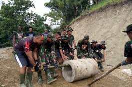 Hujan Bukan Penghalang, Dansatgas 1405/Mlts Bakar Semangat Personel TMMD