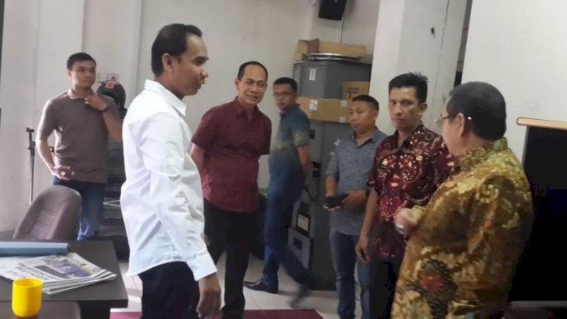 Ketua DPRD Makassar, Rudianto Lallo bebrincang dengan staf.