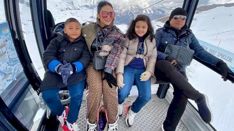 Krisdayanti bersama keluarga.