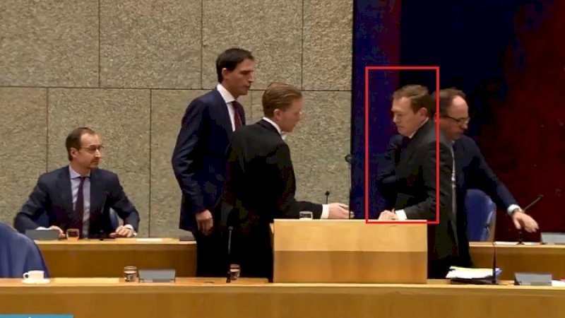 Bruno Bruins (dalam kotak)