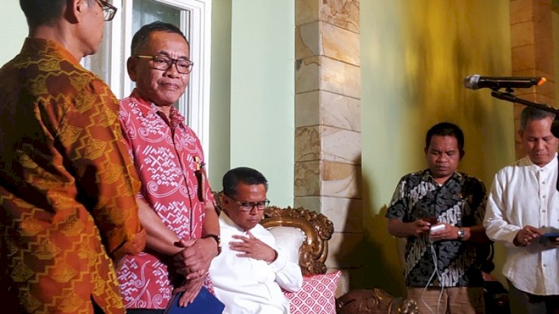 Gubernur Sulsel, Nurdin Abdullah menggelar konferensi pers di kediaman pribadi, Kamis malam (19/3/2020). 