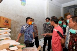 Bupati Bantaeng Cek Bahan Pokok Sambil Kenakan Masker, Stok Gula Hanya Cukup untuk Sepekan