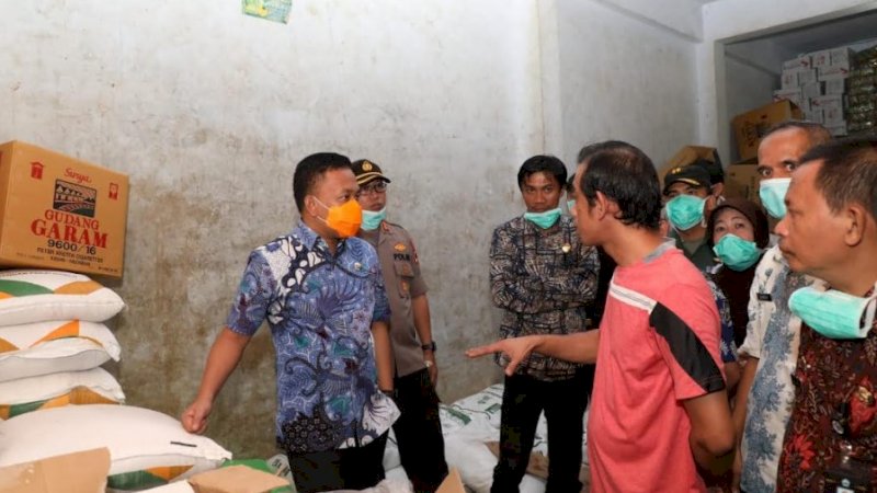 Bupati Bantaeng, Ilham Azikin memantau stok bahan pokok, Kamis (19/3/2020).