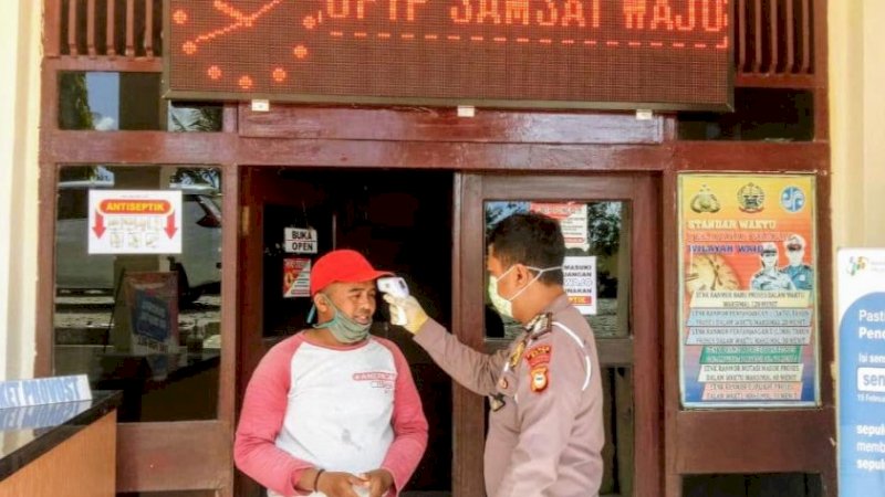 Tamu Satlantas Polres Wajo menjalani tes suhu tubuh.