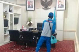 Lama Tak Berkantor, Ruangan Kerja Sekprov Sulsel Disemprot Disinfektan