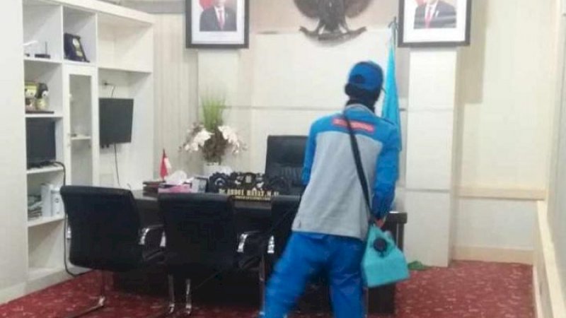 Petugas menyemprot ruangan Sekprov Sulsel, Abdul Hayat Gani dengan disinfektan. 