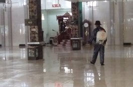 Salat Jumat Tetap Dilaksanakan di Bulukumba, Masjid Disemprot Disinfektan