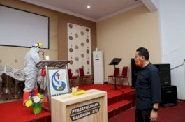 Disaksikan Sejumlah Pejabat, Petugas Semprot Disinfektan Tiga Gereja di Bantaeng