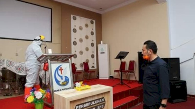 Disaksikan Sejumlah Pejabat, Petugas Semprot Disinfektan Tiga Gereja di Bantaeng