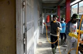 Tanpa Pakaian Pelindung, Tim Dinkes Sinjai Semprotkan Disinfektan ke Sejumlah Kantor