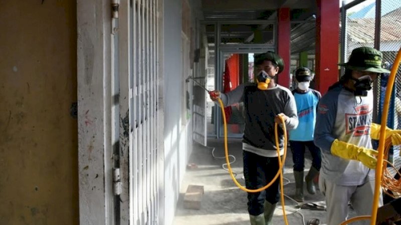 Sejumlah kantor di Sinjai disemprot disinfektan sejak 17 Maret 2020.