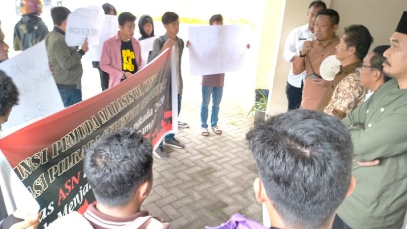 Puluhan mahasiswa dan pemuda dari Aliansi Mahasiswa Cinta Demokrasi berunjuk rasa ke kantor Bawaslu Sulsel, Jumat (20/3/2020).