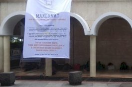 Masjid Raya Bandung Pasang Maklumat Tiadakan Salat Berjemaah, Sekelompok Orang Turunkan Paksa