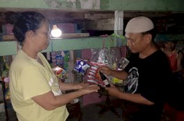 Relawan None Bagi-bagi Hand Sanitizer dan Semprot Disinfektan