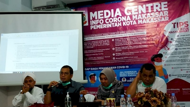 Penjabat Wali Kota Makassar, Iqbal Suhaeb (kedua kiri).