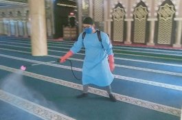 Sebelum Salat Jumat, Dinkes Jeneponto Semprot Disinfektan Area Masjid Agung