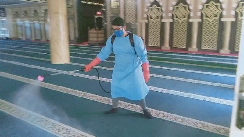 Petugas menyemprotkan disinfektan ke karpet Masjid Agung Jeneponto, Jumat (20/3/2020).