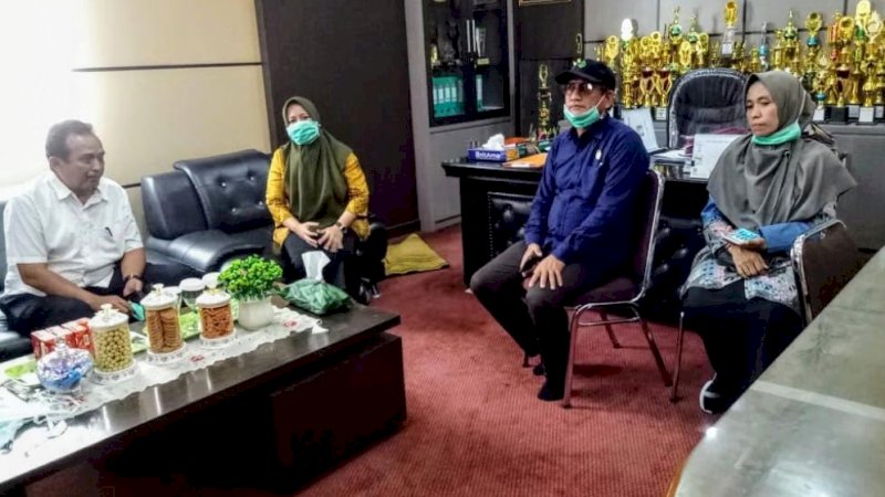 Ketua Komisi IV DPRD Wajo, AD Mayang (kiri) meninjau dua rumah sakit di Wajo, Jumat (20/3/2020).