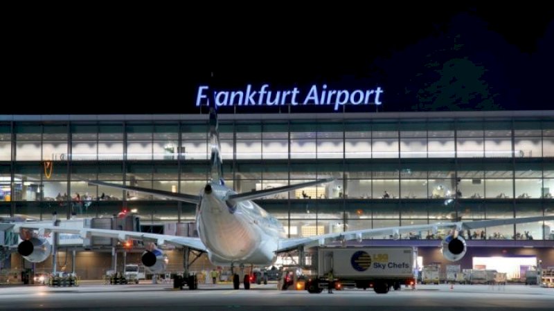 Terjebak di Bandara Frankfurt, Gadis Ini Menangis karena Stres, Orang Tuanya Memelas