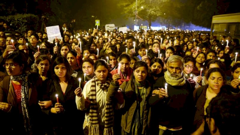 Para pengunjuk rasa di India memegang lilin saat demonstrasi di Delhi pada 2012 setelah kematian korban pemerkosaan. (Getty Images)
