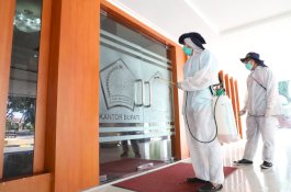 Di Hari Libur, Dinkes Lakukan Penyemprotan Disinfektan Area Perkantoran Pemkab Bantaeng
