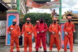 Danny Pomanto Turun Langsung Semprotkan Cairan Disinfektan ke Lorong-lorong Kota Makassar
