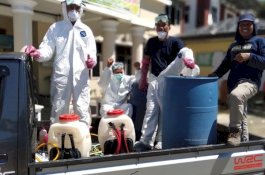 Pemkab Barru Lanjutkan Penyemprotan Disinfektan di Kantor Pelayanan