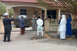 Mas Kawinnya 2554 Ringgit, Inilah Pasangan Mempelai yang Ijab Kabul di Balik Pagar Rumah Penghulu