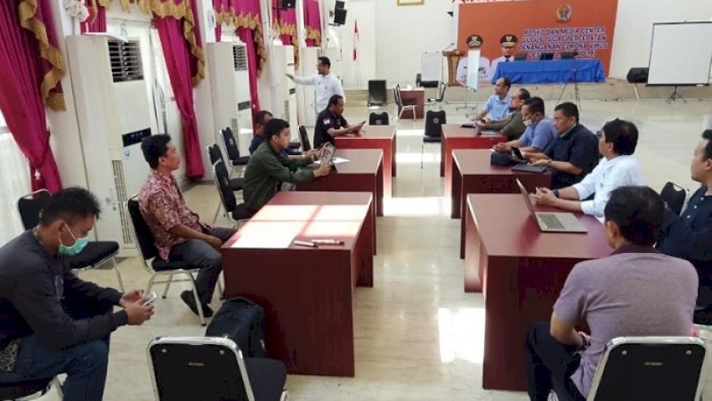 Suasana rapat gugus tugas penanganan virus corona di Sulsel, Sabtu (21/3/2020).